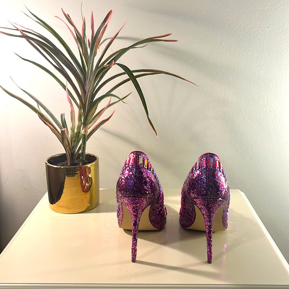 Steve Madden pump. This one is sure to turn heads! Stunning shoe! Size 10. - Picture 3 of 7